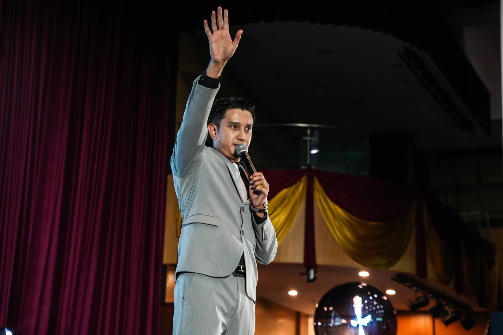 Emcee Izwan